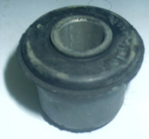 Buje parrilla superior anterior chico Toyota 4x4 SR5 20 mm.